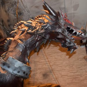 Dragón y reja con puerta